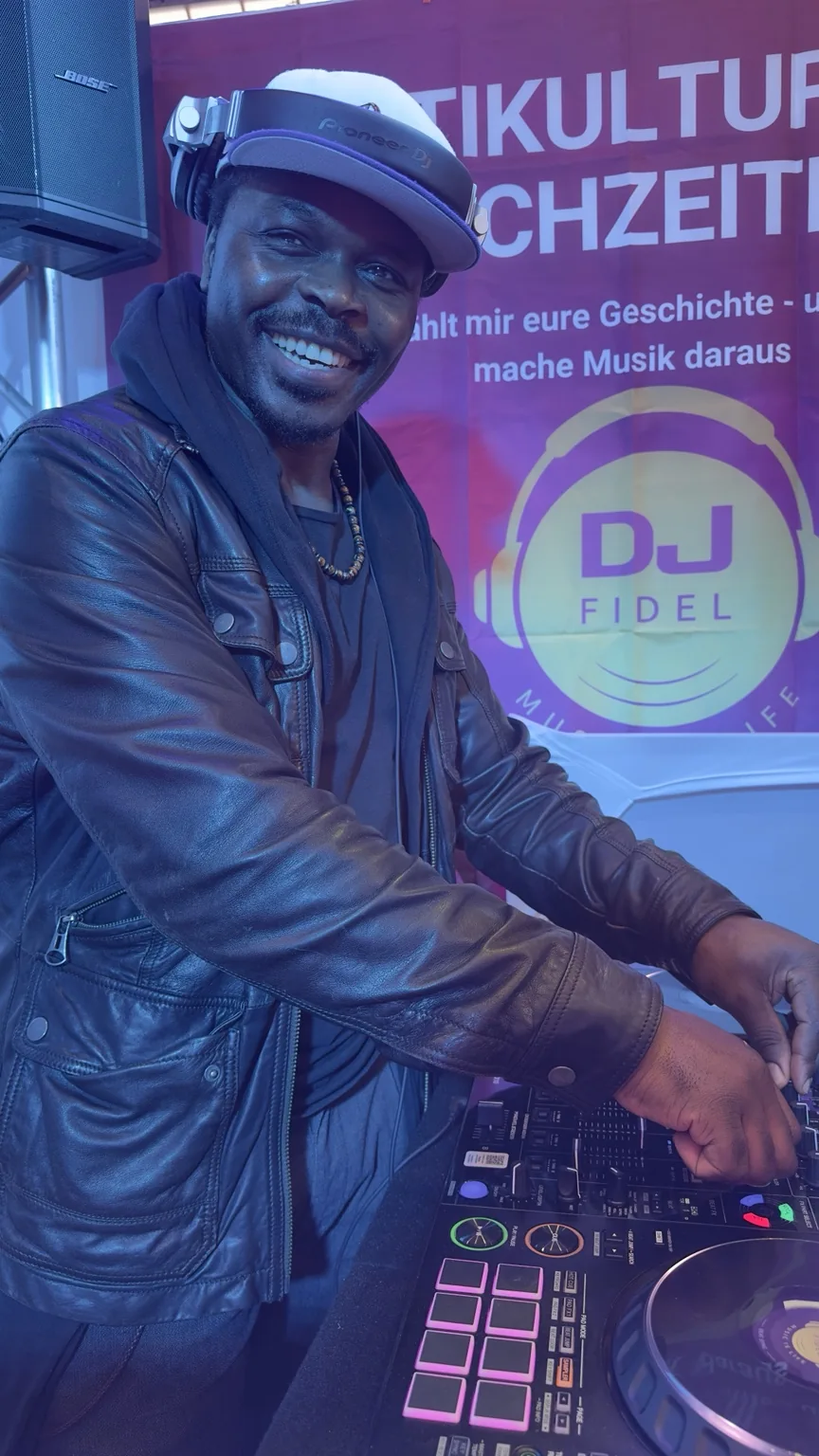 DJ Fidel live am DJ-Pult