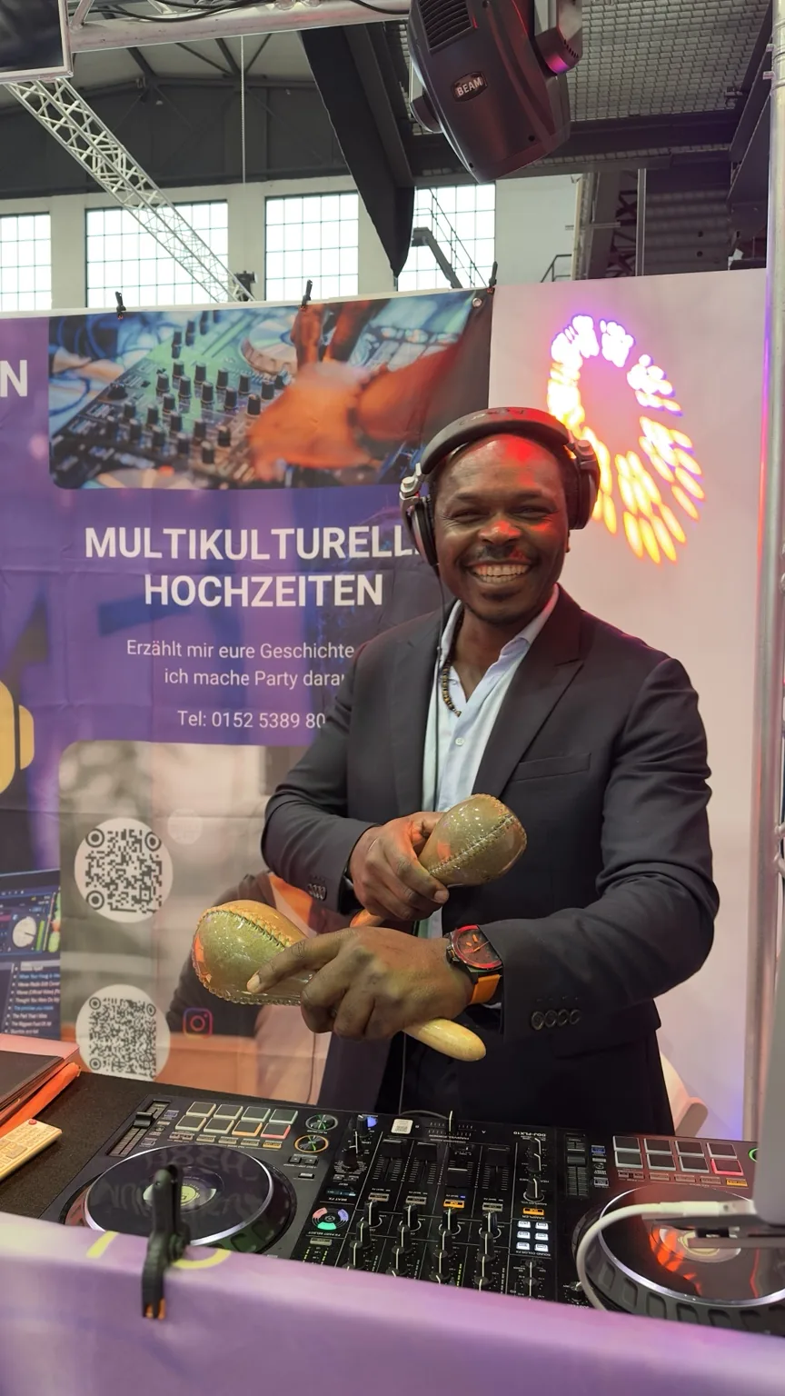 DJ Fidel mit Maracas bei einem multikulturellen Event